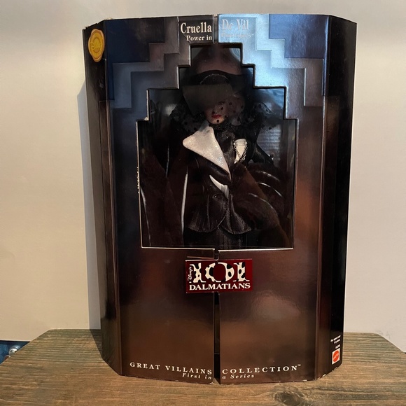 Cruella De Vill Power In Pinstripes Doll - Picture 1 of 4